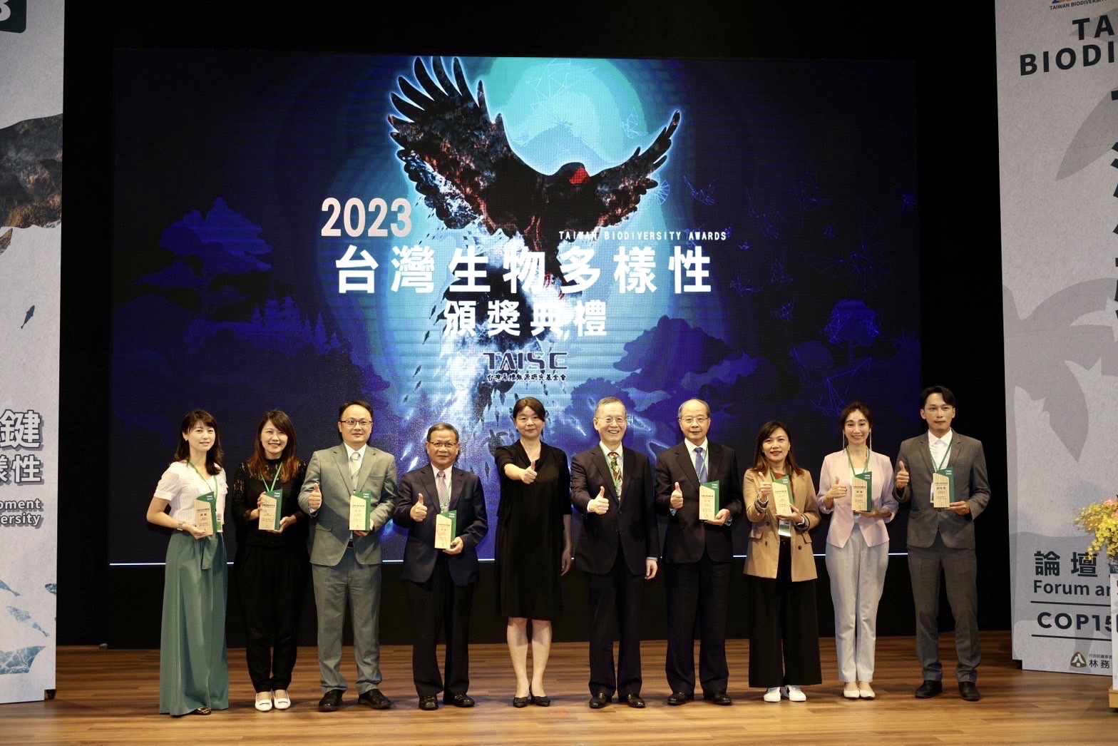 圖二、右一光林智能總經理金海濤，右五台灣永續能源研究基金會董事長簡又新大使、右六行政院農委會主任秘書范美玲.jpg (430 KB)